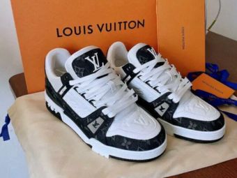 LV trainers entregado a Alexx Mtz